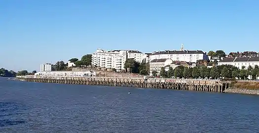 Quai Marquis d'Aiguillon, adossé à la butte Sainte-Anne. Hangar 12 (2 350 m2, construit en 1973) en bord à quai