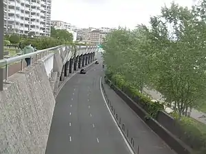 Quai Paul-Doumer à Courbevoie vu vers le pont de Courbevoie. Promenade Paul-Doumer en surplomb à gauche.