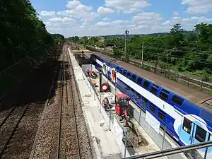 Travaux sur le quai après la démolition de l'escalier mécanique.