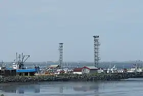 Quai du port et bateaux de pêche à Grande Entrée.