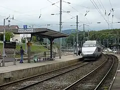 Un TGV en gare de Mouchard.
