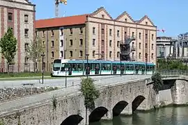 Un tram sur le quai de la Gironde.