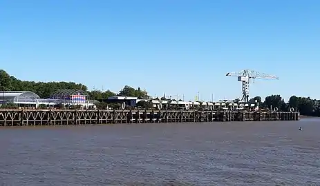 Quai des Antilles, le hangar 21  dit hangar à Bananes et la grue Titan Grise, classée monument historique au titre d'objet le 27 mai 2005, à la pointe aval de l'île de Nantes