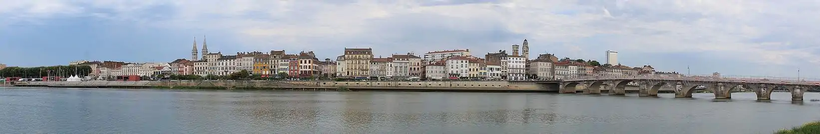 Photo de la ville de Mâcon prise depuis la commune de Saint-Laurent-sur-Saône (Ain).