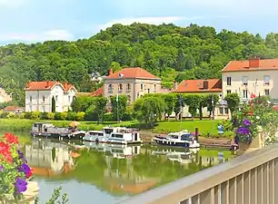 Tourisme fluvial vu du pont.