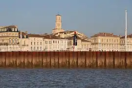 Quais de Pauillac au bord de la Gironde et port de plaisance.