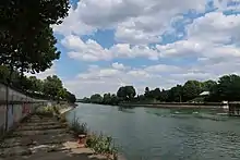 Photographie en couleur d'un quai et d'un fleuve.