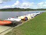 Quais des pedalos et des barques au Lac du Bel Air de Priziac