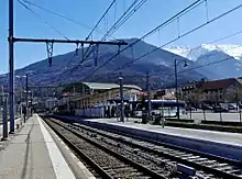 Quais et voies de la gare d'Albertville en hiver.