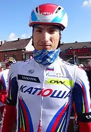 Sven Erik Bystrøm, portant le maillot de l'équipe arborant les différents sponsors.