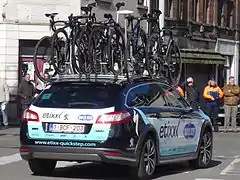 Une voiture de l'équipe lors du départ du Samyn 2015 à Quaregnon.