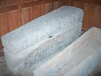 Sarcophages dans l'église.