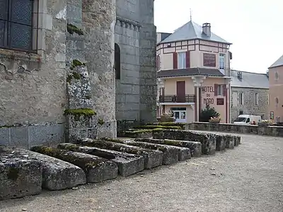 Quelques-uns des sarcophages (VIIe – Xe siècle) sur le côté nord de l'église.