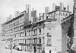 Les maisons sur le flanc est de l'église avant 1890, époque de leur démolition.