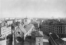 Le quartier Grolée vu du nord vers 1890. Noter la curie à l'ouest qui obstrue la rue Grolée. Le Grand Bazar est construit (angle en bas à droite de la photo)