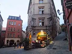 Place de la Trinité (Lyon), et Montée du Gourguillon