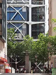 Le Grand Assistant, sculpture de Max Ernst au sommet de la rue Brantôme, face au Centre Beaubourg.