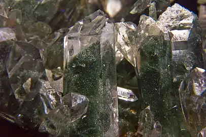 Quartz contenant des inclusions de chlorite.Taille : 10x9x63,3 cm.Bourg d'Oisans, Isère, Rhône-Alpes, France