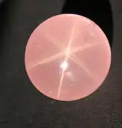 Cabochon de quartz rose astérié.