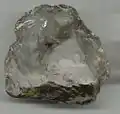 Le quartz ne possède pas de plan de clivage. Il admet des cassures dites conchoïdale.