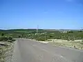 La plaine des Quatre-Pilas, entre Bel-Air et Murviel, paysage et route traversés par les coureurs en passant devant le mas au centre de l'image.