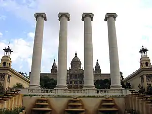 Las quatre colonnes furent reconstruites près de leur emplacement originale en 2011.