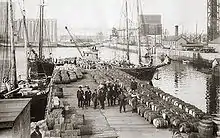 Appontement en bois dans le port de Québec, fin du XIXe siècle