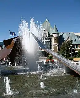 Charles Daudelin, Éclatement II, 1999, sculpture-fontaine en face de la Gare du Palais (Québec) à Québec.