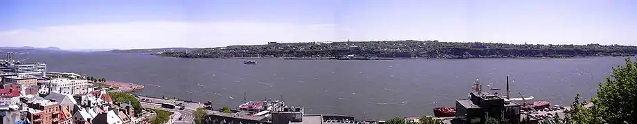 Vue panoramique sur le Saint-Laurent et la Rive-Sud depuis la terrasse