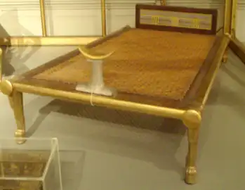 Reproduction grandeur nature du lit de la reine Hétep-Hérès Ire exposée au musée des Beaux-Arts de Boston - L'original est au musée égyptien du Caire.