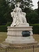 Statue de la reine Victoria, devant le palais de Kensington, son lieu de naissance.