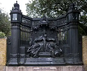Monument à la reine Alexandra (en) (1932), Londres.