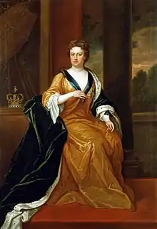 Portrait d'une femme assise en robe dorée, une couronne est posée sur un meuble près d'elle