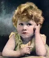 Image d'un petit enfant aux cheveux blonds bouclés et aux yeux bleus