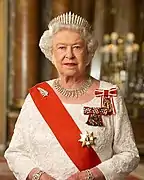 La reine Élisabeth II portant la fougère en broche.