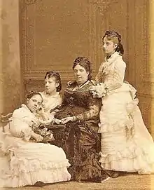 La reine Isabelle II et ses trois filles cadettes : Pilar, Paz et Eulalie (1875)