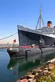 Le Queen Mary en compagnie du sous-marin soviétique B-427.