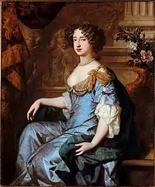 Portrait d'une femme avec les cheveux bruns et une robe bleue et grise