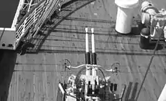 Photographie en noir et blanc montrant deux canons anti-aériens montés sur le pont d'un paquebot.
