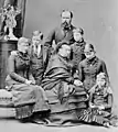 En deuil de leur mère, les princes et princesses de Hesse avec leur père et leur grand-mère maternelle la reine Victoria du Royaume-Uni, impératrice des Indes (1878).