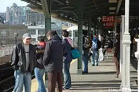 Quai supérieur avec un métro lignes 7 à l'approche.