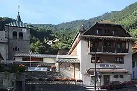 Église et salle des fêtes.