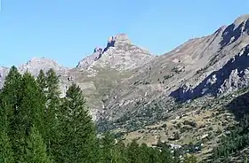 Le Brec Premier et le col de Fours (à droite) vus depuis la vallée du Bachelard.