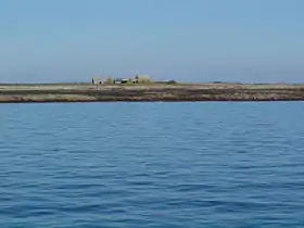 L'île de Quéménès vue depuis le sud, à marée basse et avant la restauration de sa ferme