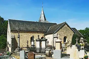 Église et croix de cimetière.