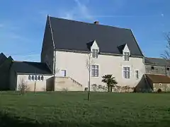 vue d'un bâtiment moderne avec des fenêtres à meneaux.