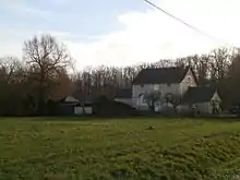 Vue d'une maison à l'entrée d'une forêt