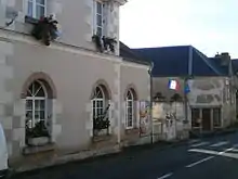 Vue d'un bâtiment dont la façade porte les drapeaux français et européen.