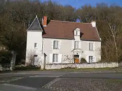 Vue d'un bâtiment flanqué d'une tour carrée.