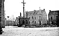 Querrien : le calvaire et la mairie vers 1930 (carte postale Le Nadan).